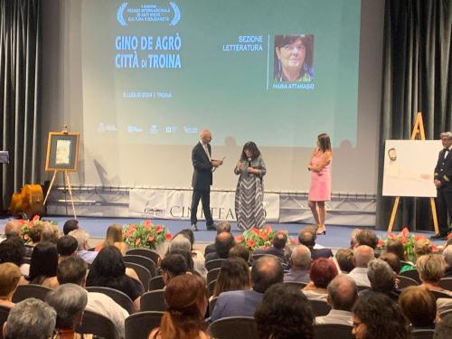 Maria riceve il premio per la sezione letteratura alla Vª edizione del Premio Internazionale di Arti Visive, Cultura e Solidarietà “Gino De Agrò – Città di Troina”