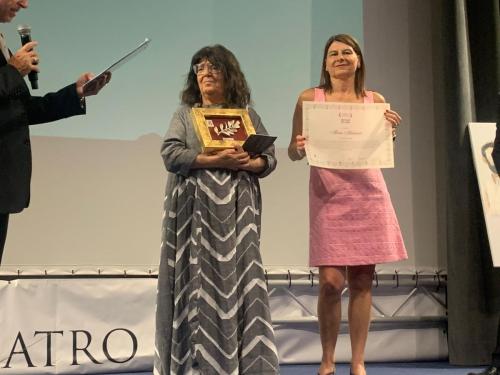 Maria riceve il premio per la sezione letteratura alla Vª edizione del Premio Internazionale di Arti Visive, Cultura e Solidarietà “Gino De Agrò – Città di Troina”